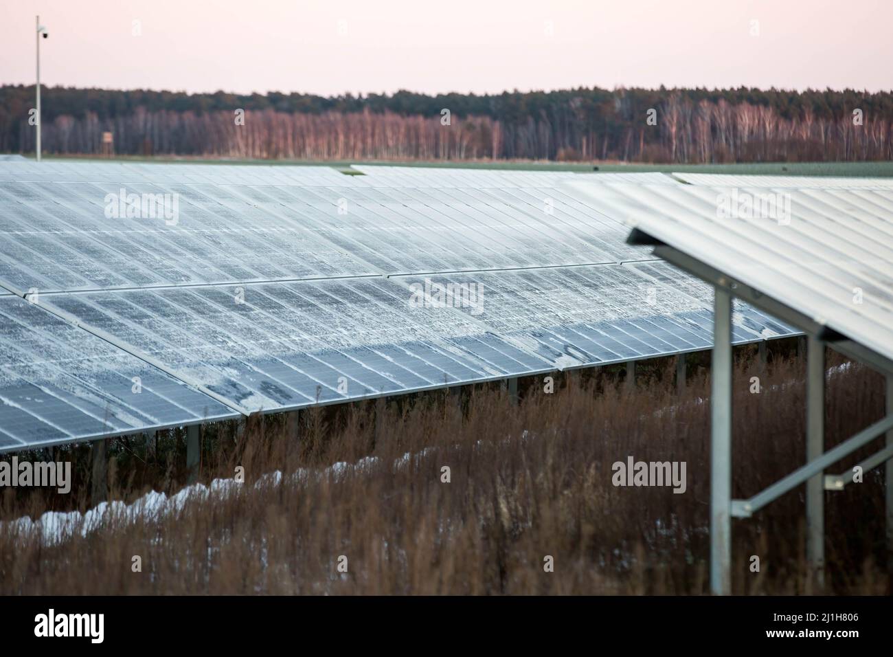 Lakie, Pologne. 25th décembre 2021. Panneaux solaires enneigés vus à une usine de Lakie. Les installations photovoltaïques en Pologne ont battu des records de popularité ces dernières années, tant chez les entrepreneurs que chez les particuliers. Actuellement, la capacité photovoltaïque installée en Pologne est de plus de 8 000 MW. (Photo par Karol Serewis/SOPA Images/Sipa USA) crédit: SIPA USA/Alay Live News Banque D'Images