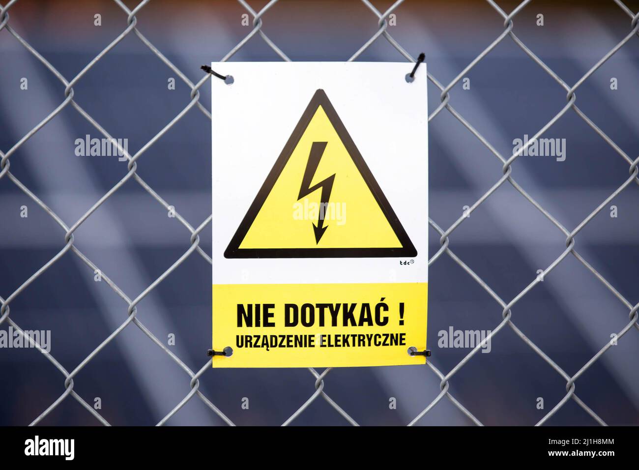 Lakie, Lubusz Voivodeship, Pologne. 25th décembre 2021. Signe de danger : « ne pas toucher, appareil électrique » vu sur la clôture de la centrale photovoltaïque de Lakie. Les installations photovoltaïques en Pologne ont battu des records de popularité ces dernières années, tant chez les entrepreneurs que chez les particuliers. Actuellement, la capacité photovoltaïque installée en Pologne est de plus de 8 000 MW. (Credit image: © Karol Serewis/SOPA Images via ZUMA Press Wire) Banque D'Images