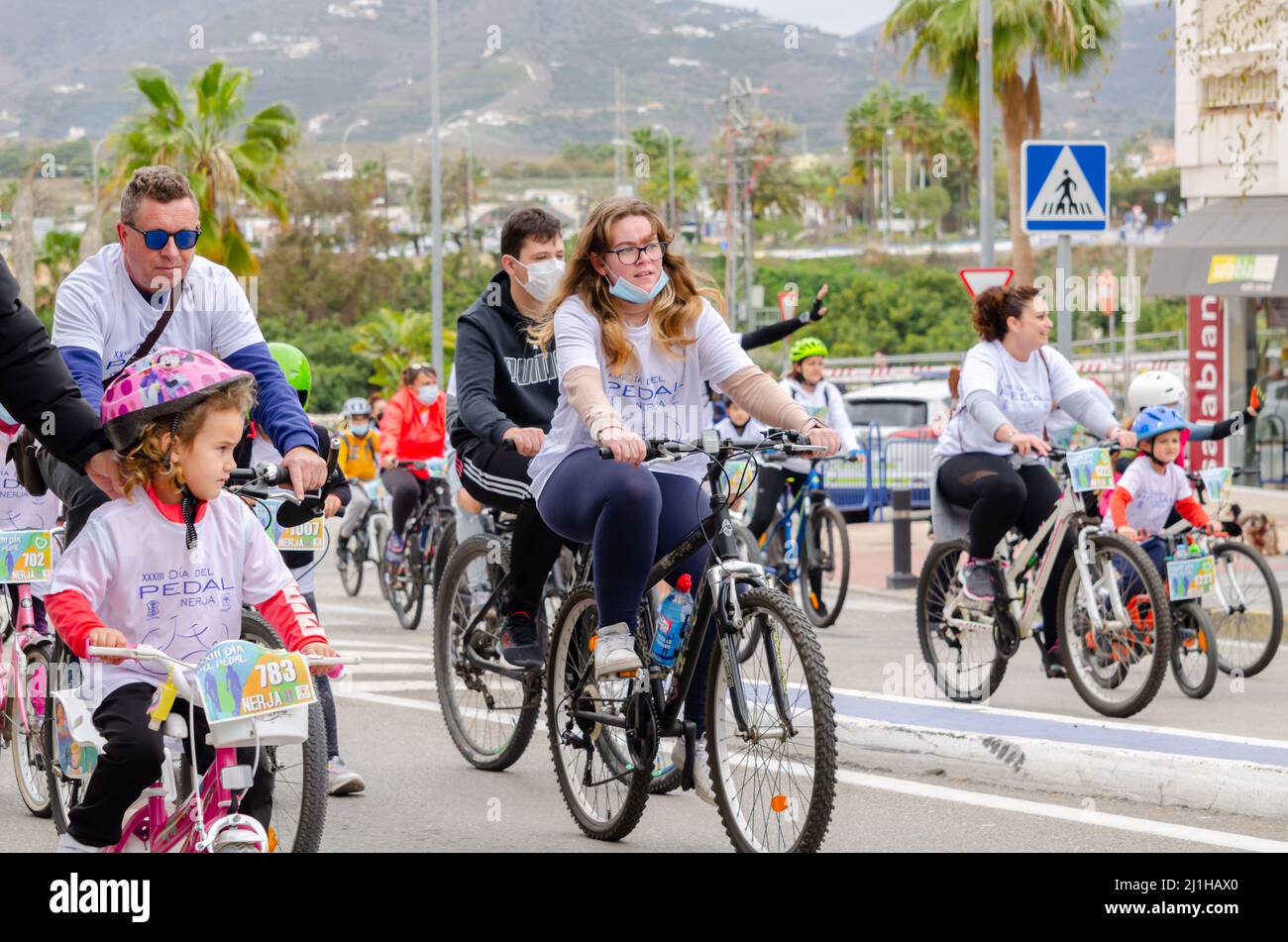 NERJA, ESPAGNE - 28 FÉVRIER 2022 Journée du vélo espagnol, promouvoir un  mode de vie sain par les résidents tout en faisant du vélo, une journée  active avec la famille Photo Stock - Alamy