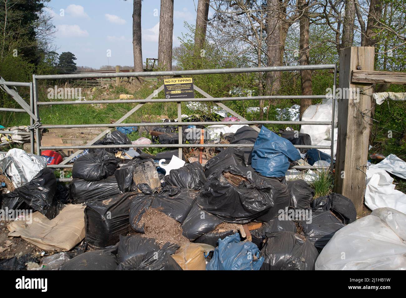 Wexham, Buckinghamshire, Royaume-Uni. 25th mars 2022. De grandes quantités de déchets continuent d'être volent le long des voies de campagne dans le Buckinghamshire. Des signes clairs avertissent les gens que les zones sont sous surveillance et que le renversement illégal de mouches peut entraîner des amendes pouvant aller jusqu'à £50 000 ou 12 mois d'emprisonnement pour les personnes condamnées pour le renversement de mouches. Néanmoins, cela continue. Crédit : Maureen McLean/Alay Live News Banque D'Images