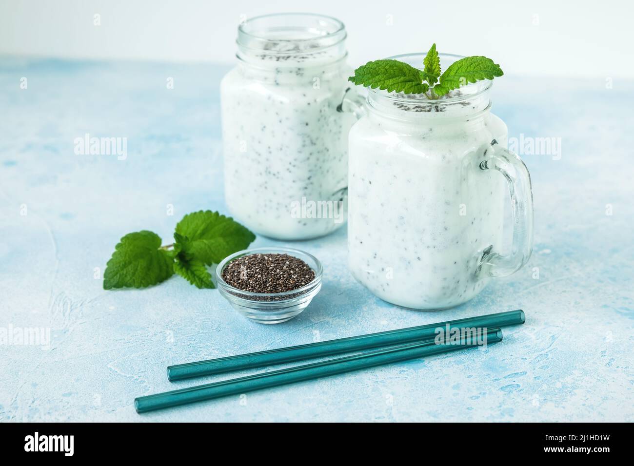 Yaourt savoureux ou smoothie aux graines de chia, plats végétariens Banque D'Images