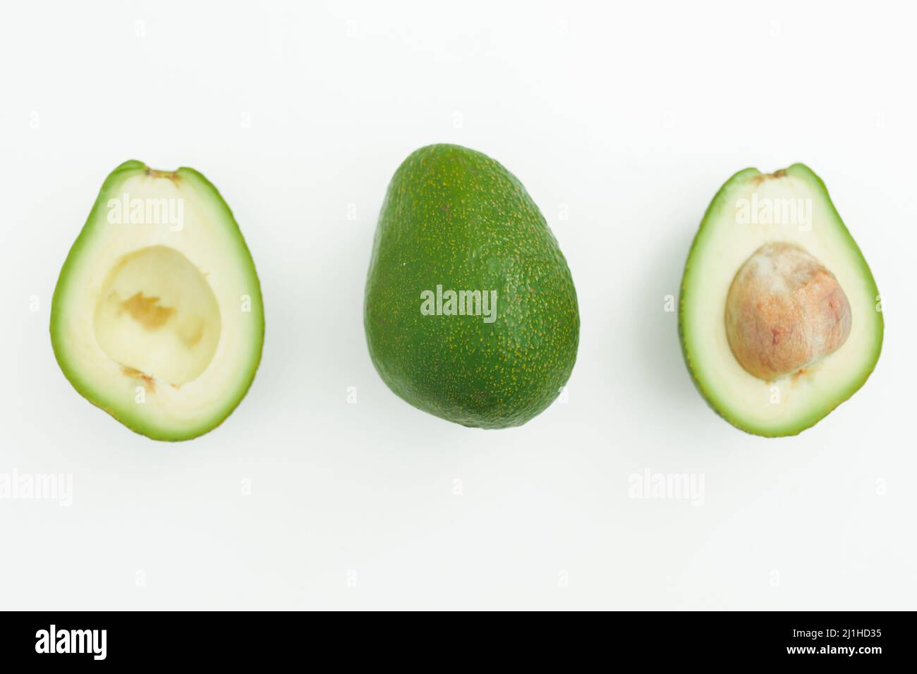 Avocats entier et moitié sur fond blanc. Concept de nourriture naturelle. Banque D'Images