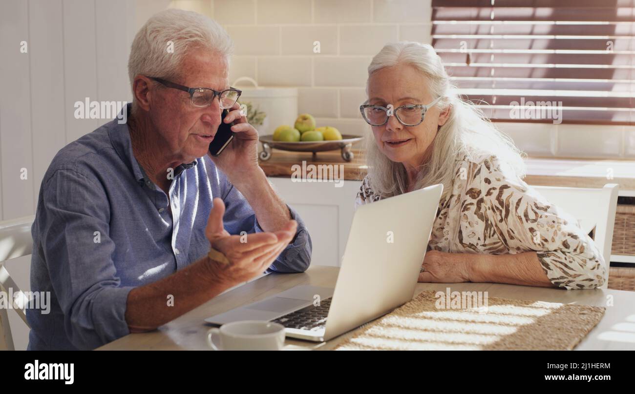 Il y a des frais supplémentaires que je ne reconnais pas. Photo d'un couple senior assis ensemble dans leur cuisine à la maison et calculant leurs finances. Banque D'Images