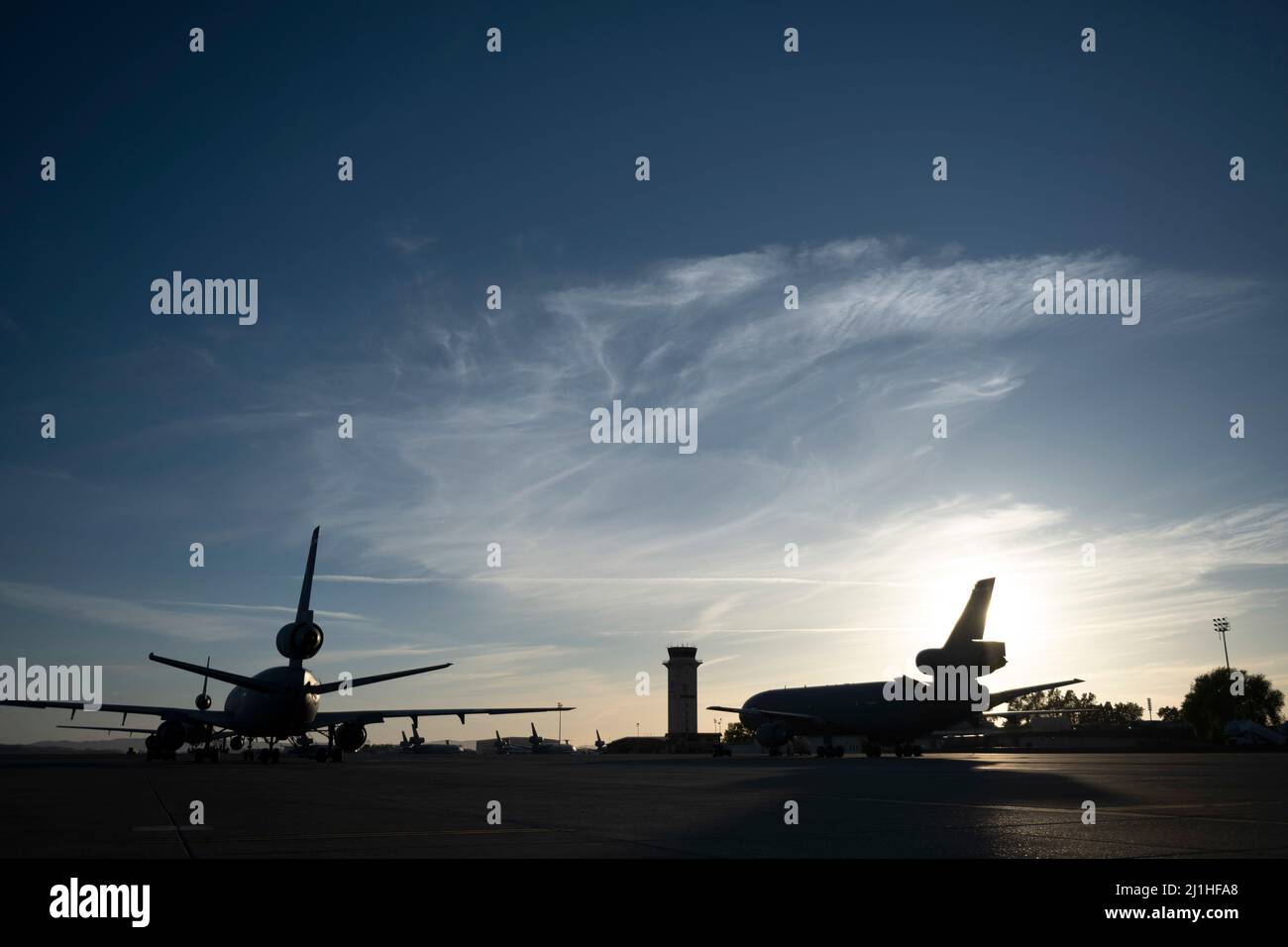 Les relais KC-10 de la U.S. Air Force sont installés sur la ligne de vol à la base aérienne de Travis, en Californie, le 23 mars 2022. Un équipage de conduite affecté à l'ARS 9th a effectué une formation de ravitaillement aérien au-dessus de la Californie du Nord. (É.-U. Photo de la Force aérienne par le premier Airman Jonathon Carnell) Banque D'Images
