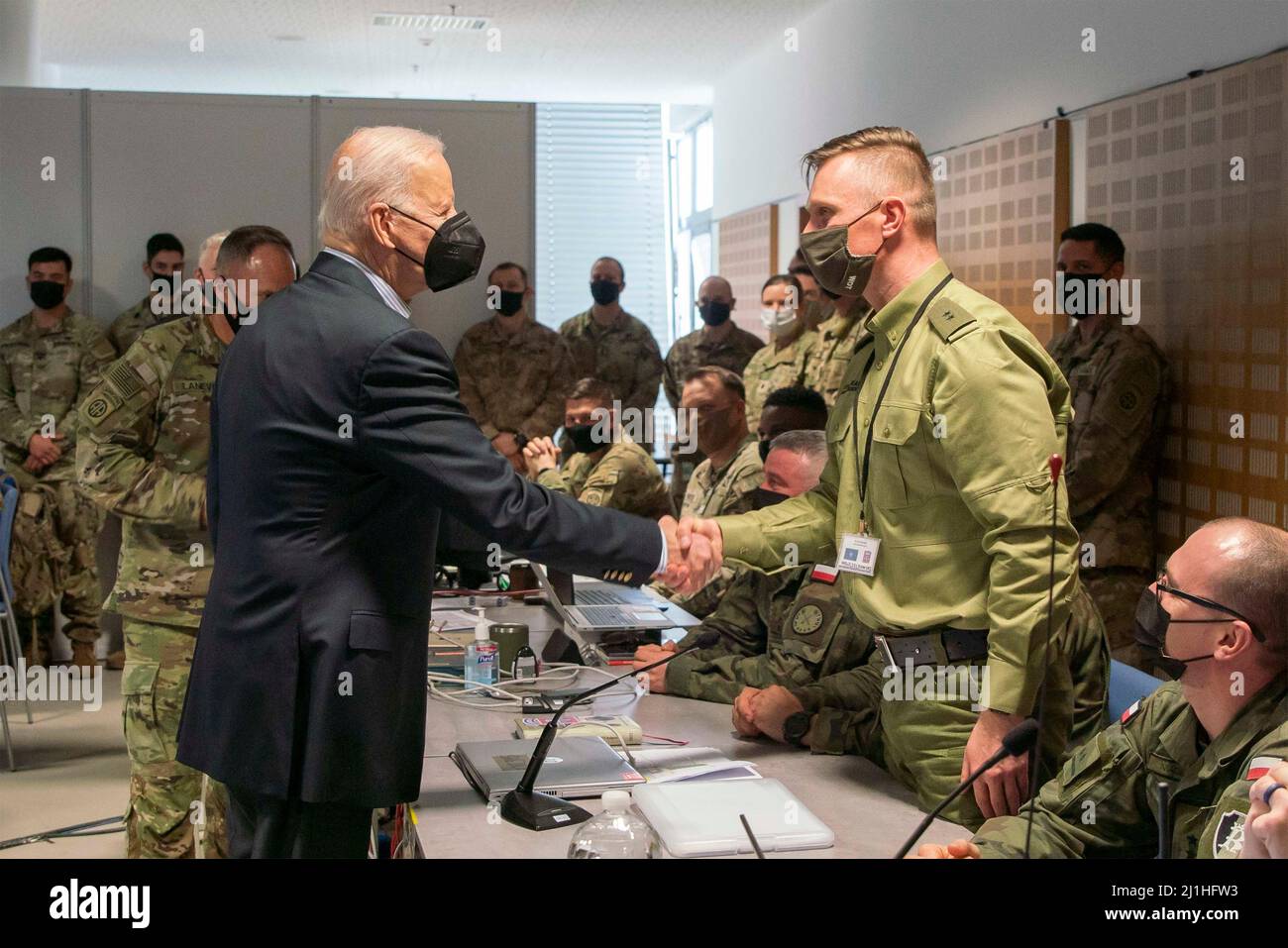 Jasionka, Pologne. 25th mars 2022. Le président américain Joe Biden accueille les soldats polonais travaillant aux côtés des parachutistes américains dans une base de l'OTAN, le 25 mars 2022 à Jasionka, en Pologne. Crédit : Sgt. Claudia Nix/États-Unis Armée/Alamy Live News Banque D'Images