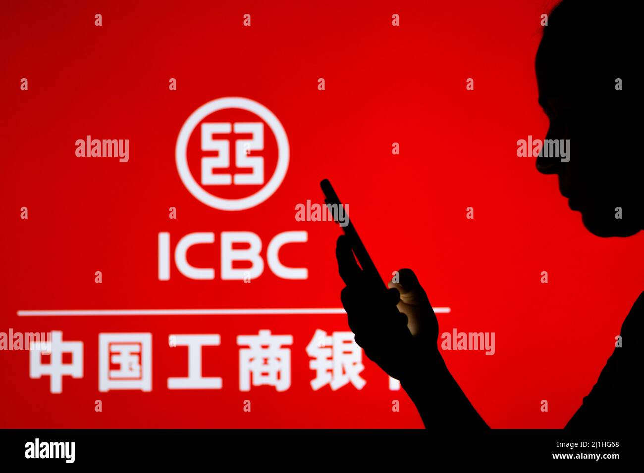 Brésil. 25th mars 2022. Dans cette illustration, la silhouette d'une femme tient un smartphone avec le logo de la Banque industrielle et commerciale de Chine (ICBC) en arrière-plan. (Photo de Rafael Henrique/SOPA Images/Sipa USA) crédit: SIPA USA/Alay Live News Banque D'Images