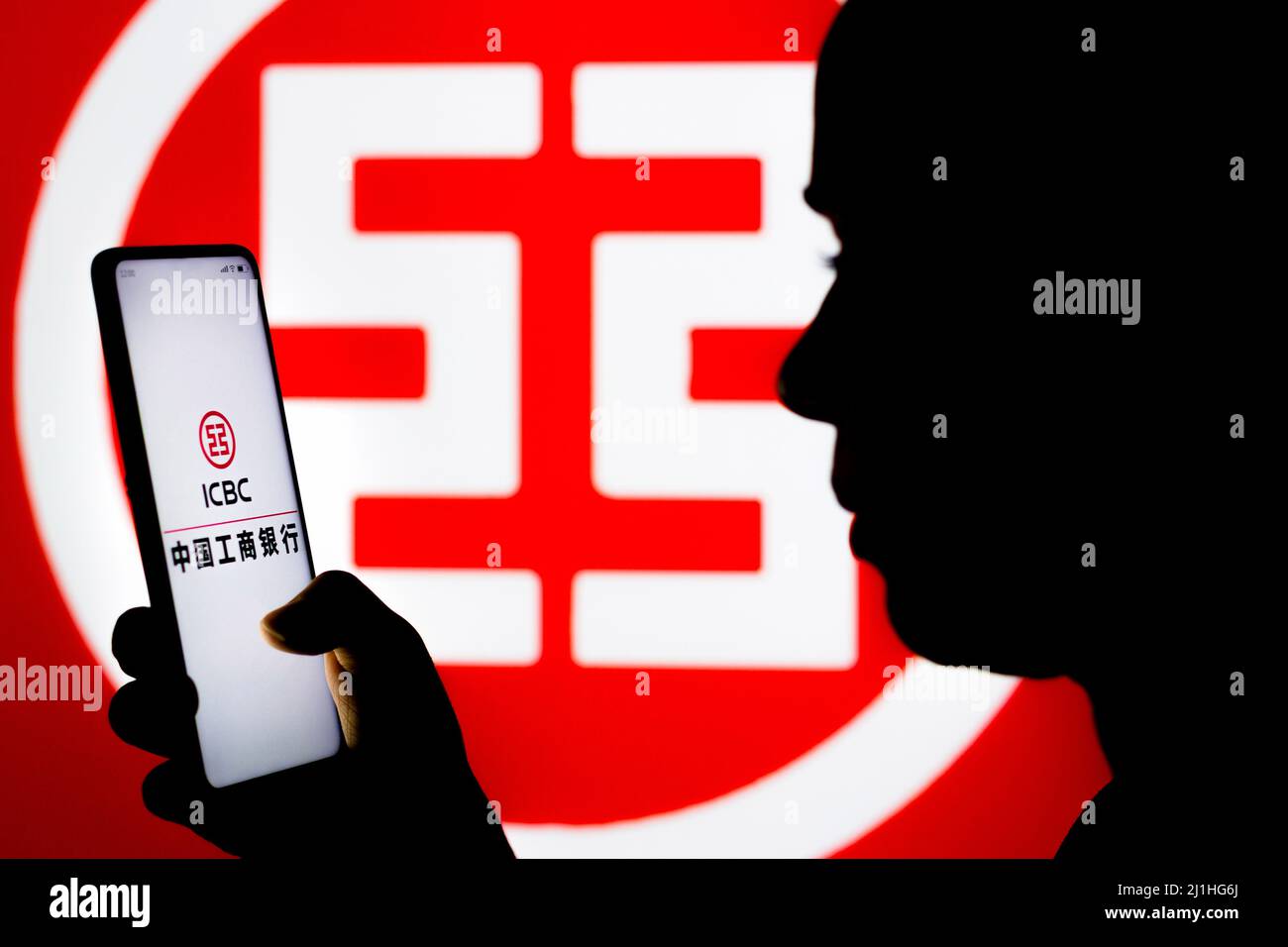 Brésil. 25th mars 2022. Dans cette illustration, la silhouette d'une femme tient un smartphone avec le logo de la Banque industrielle et commerciale de Chine (ICBC) affiché à l'écran et en arrière-plan. (Photo de Rafael Henrique/SOPA Images/Sipa USA) crédit: SIPA USA/Alay Live News Banque D'Images