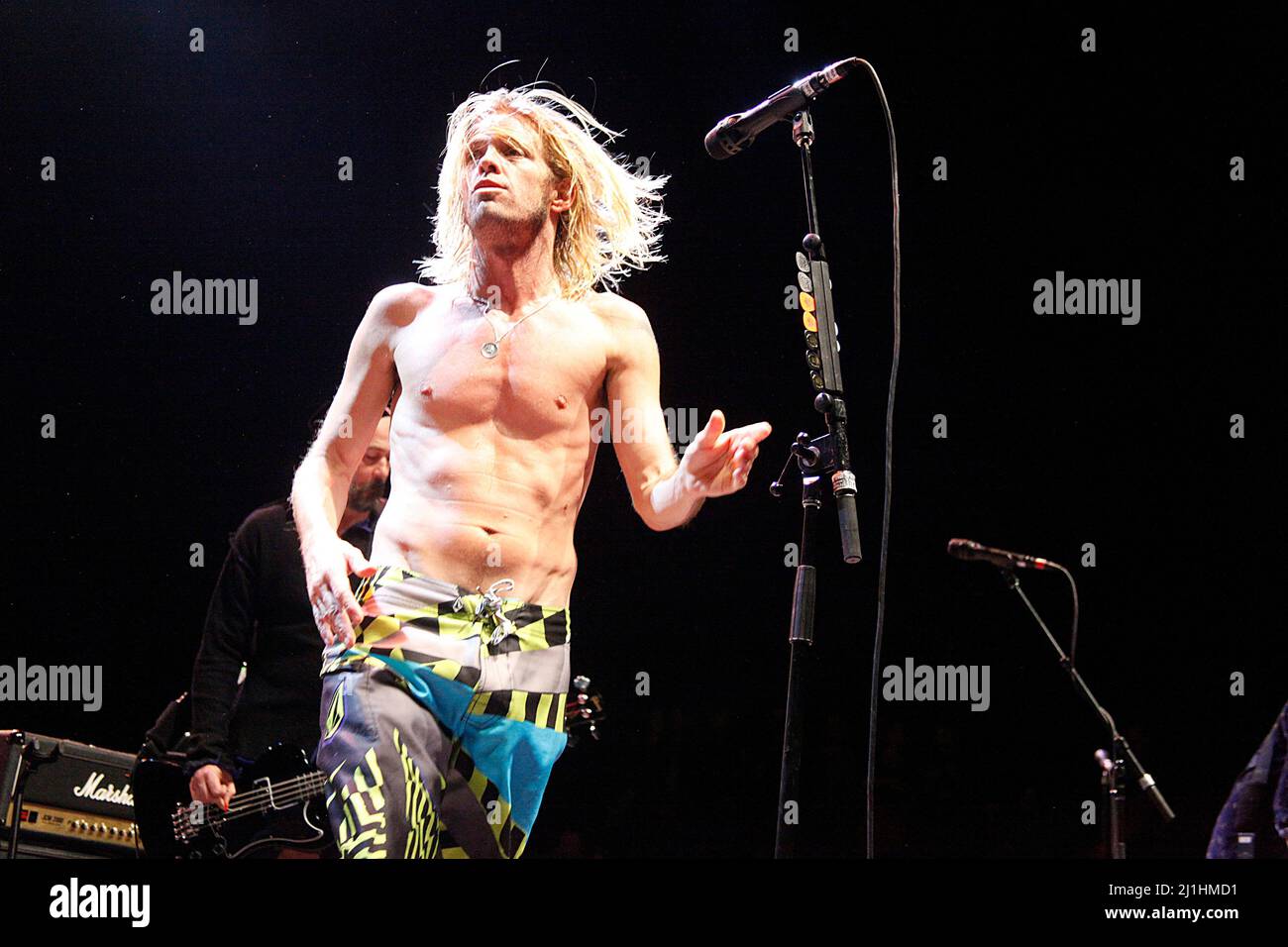 **PHOTO DE FICHIER** Taylor Hawkins est décédé. NEW YORK, NY - FÉVRIER 13 : Taylor Hawkins de The Sound City Players se produisant à Hammerstein Ballroom à New York le 13 février 2013 © Star Shooter/MediaPunch Inc Banque D'Images