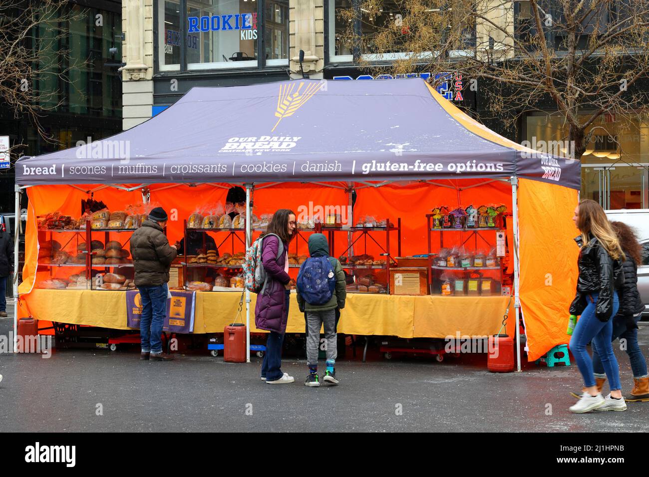 Notre tente de distributeur de pain quotidien au marché vert Union Square, New York, NY. Banque D'Images
