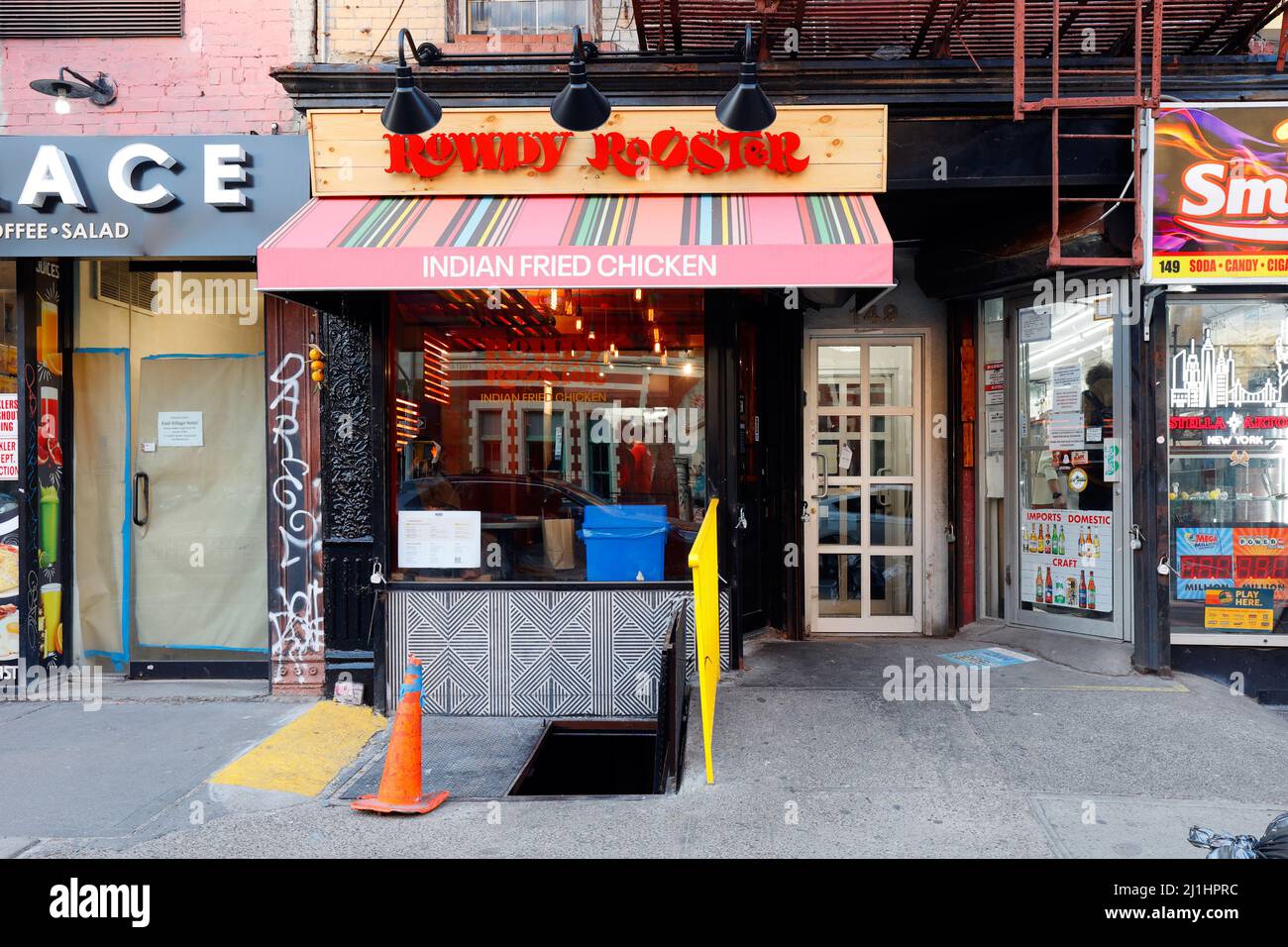 Rowdy Rooster, 149 1st Ave., New York, NYC photo d'un restaurant de poulet frit indien dans l'East Village de Manhattan. Banque D'Images