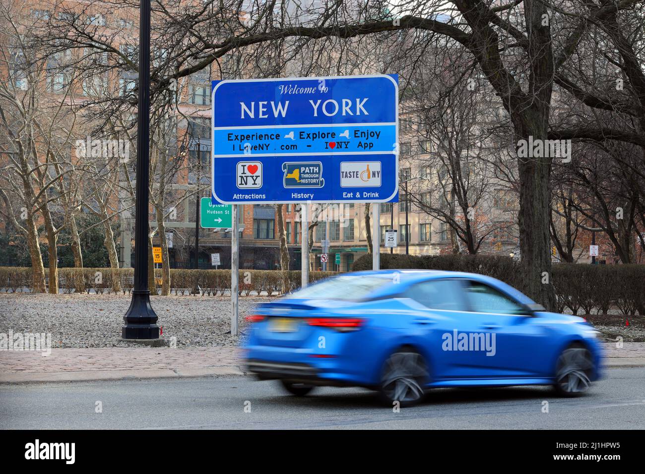 Une voiture passe devant le panneau « Bienvenue à New York ». Banque D'Images