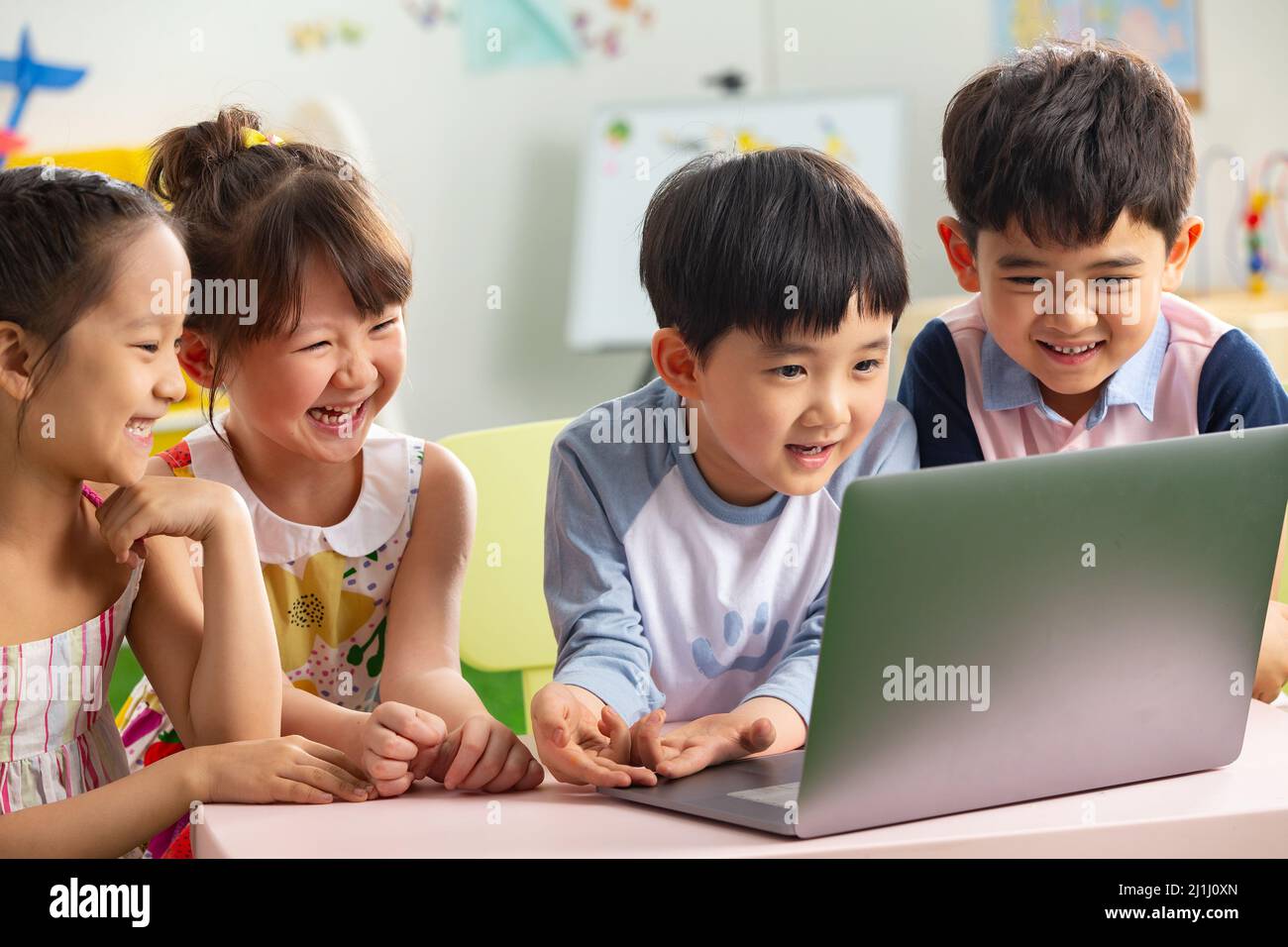 Les enfants de la maternelle regardent la vidéo Banque D'Images