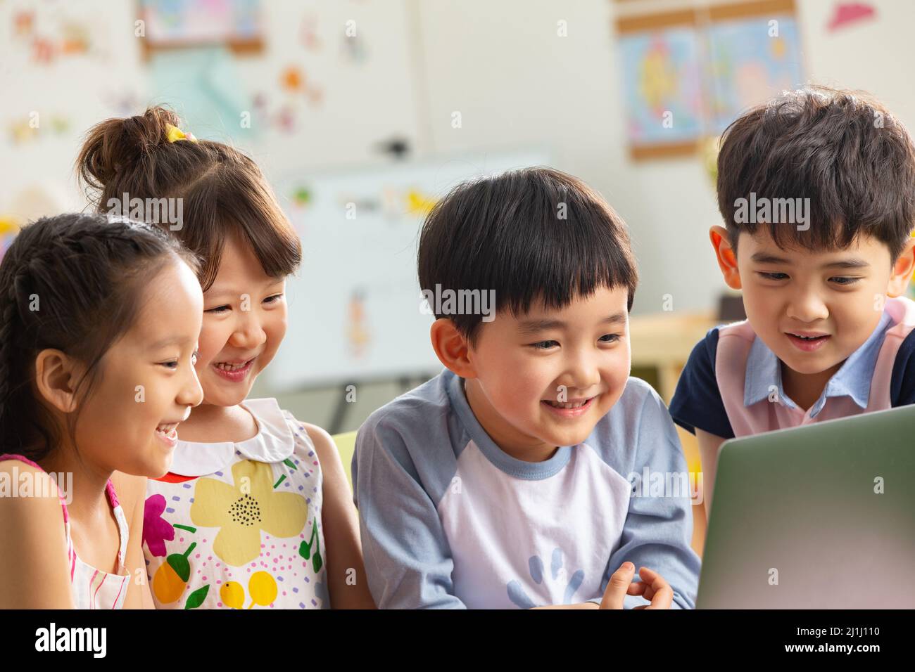 Les enfants de la maternelle regardent la vidéo Banque D'Images