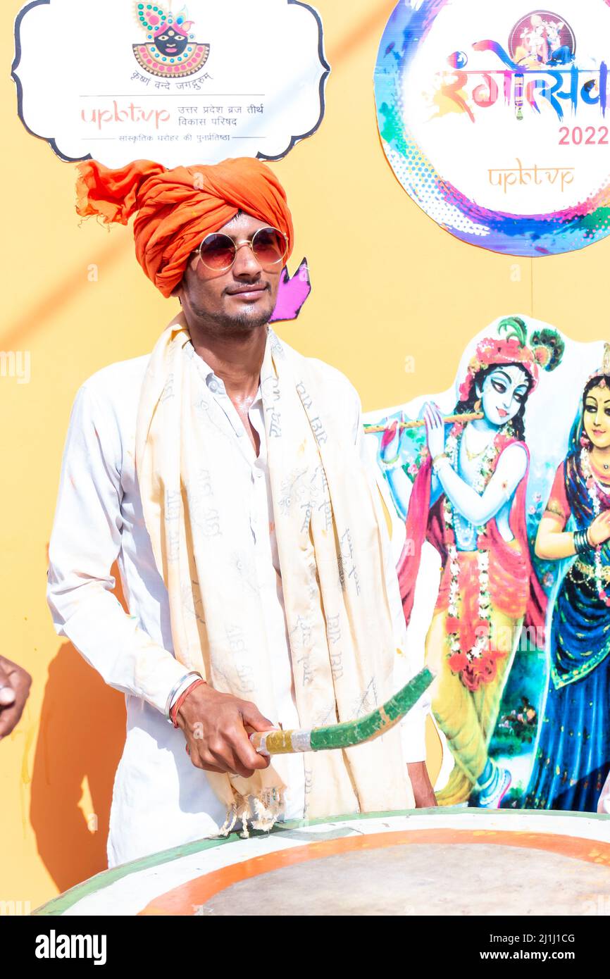 Barsana, Uttar Pradesh, Inde - Mars 2022 : Portrait des Indiens aux visages colorés célébrant le festival holi coloré dans les rues des bars Banque D'Images