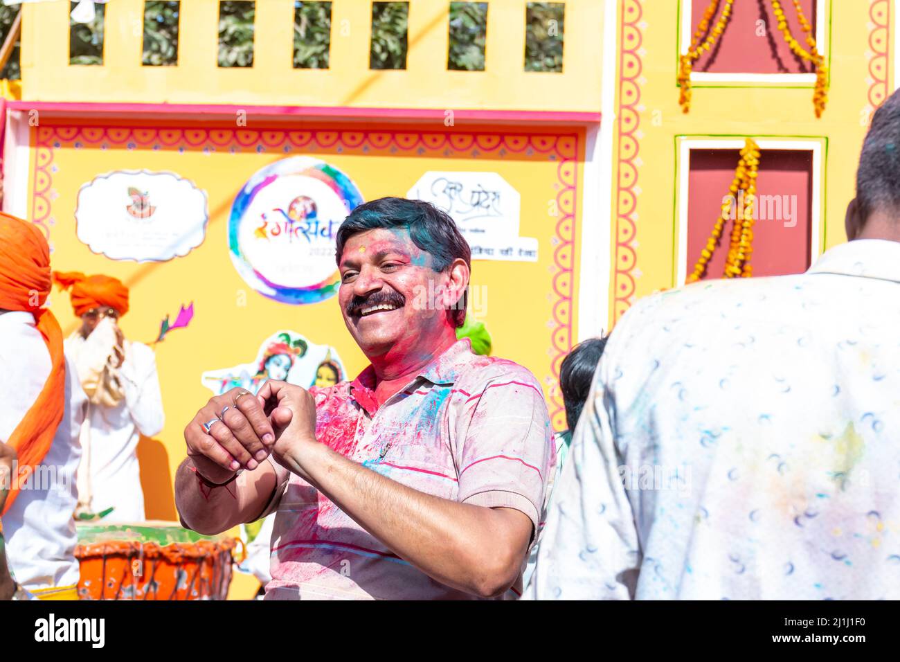 Barsana, Uttar Pradesh, Inde - Mars 2022 : Portrait des Indiens aux visages colorés célébrant le festival holi coloré dans les rues des bars Banque D'Images
