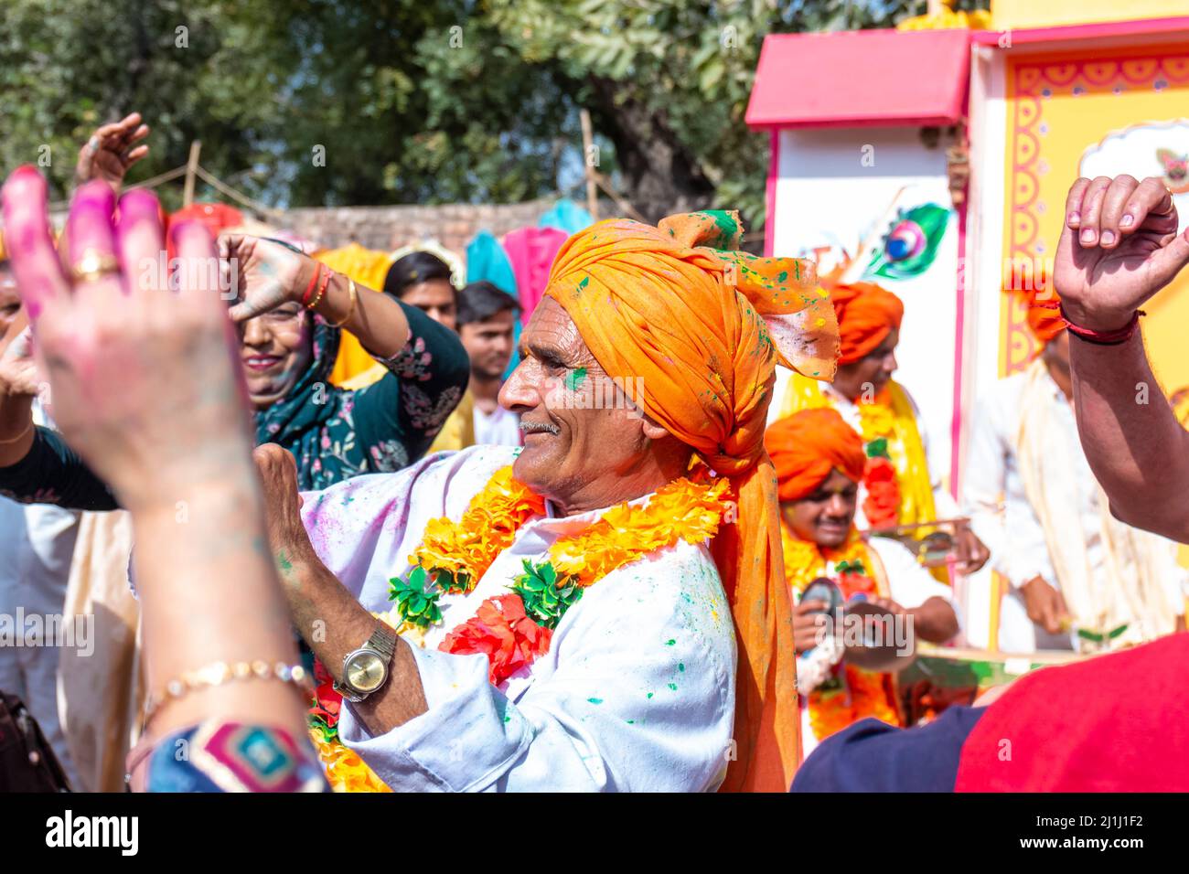 Barsana, Uttar Pradesh, Inde - Mars 2022 : Portrait des Indiens aux visages colorés célébrant le festival holi coloré dans les rues des bars Banque D'Images