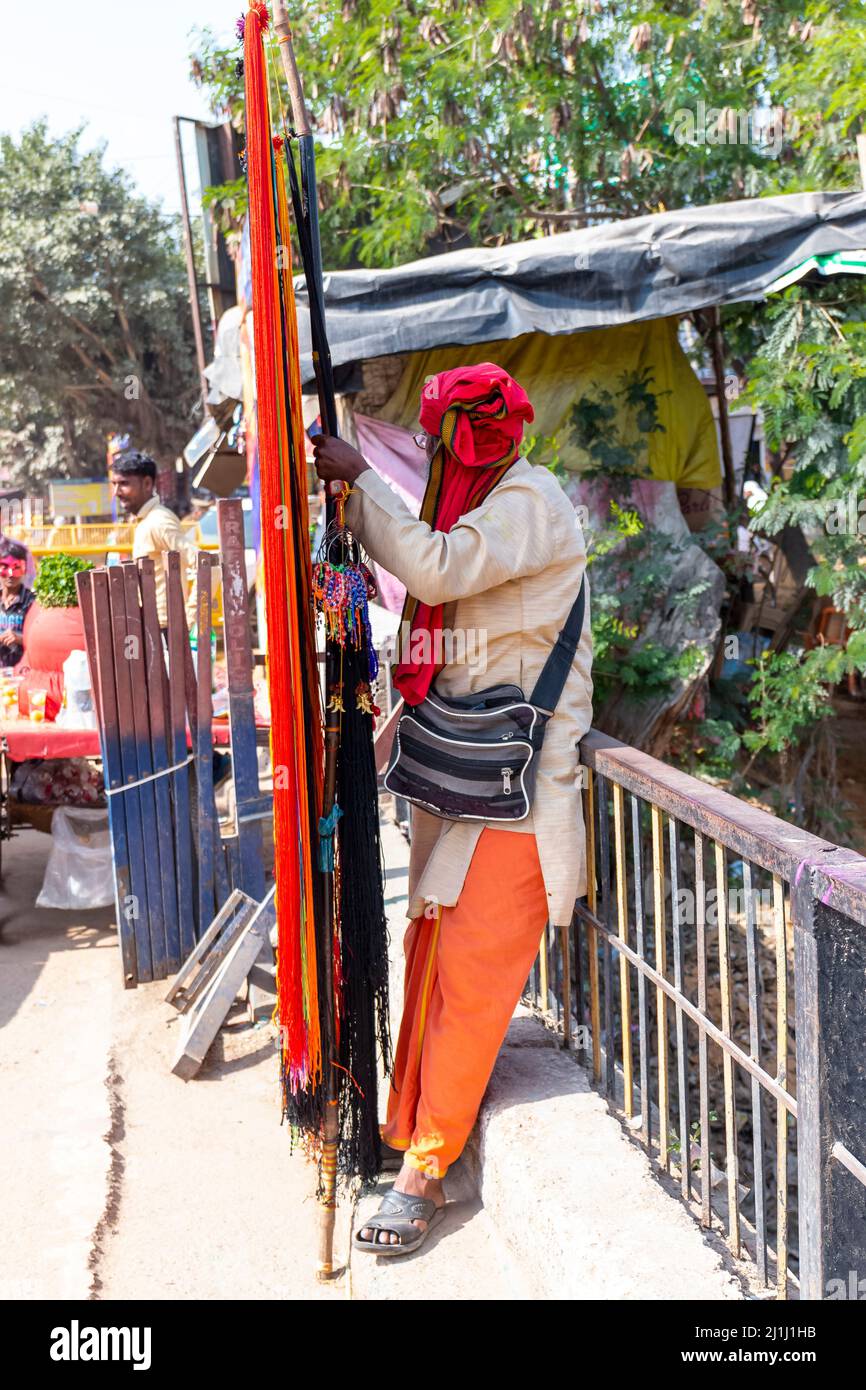 Barsana, Uttar Pradesh, Inde - Mars 2022 : Portrait des Indiens aux visages colorés célébrant le festival holi coloré dans les rues des bars Banque D'Images