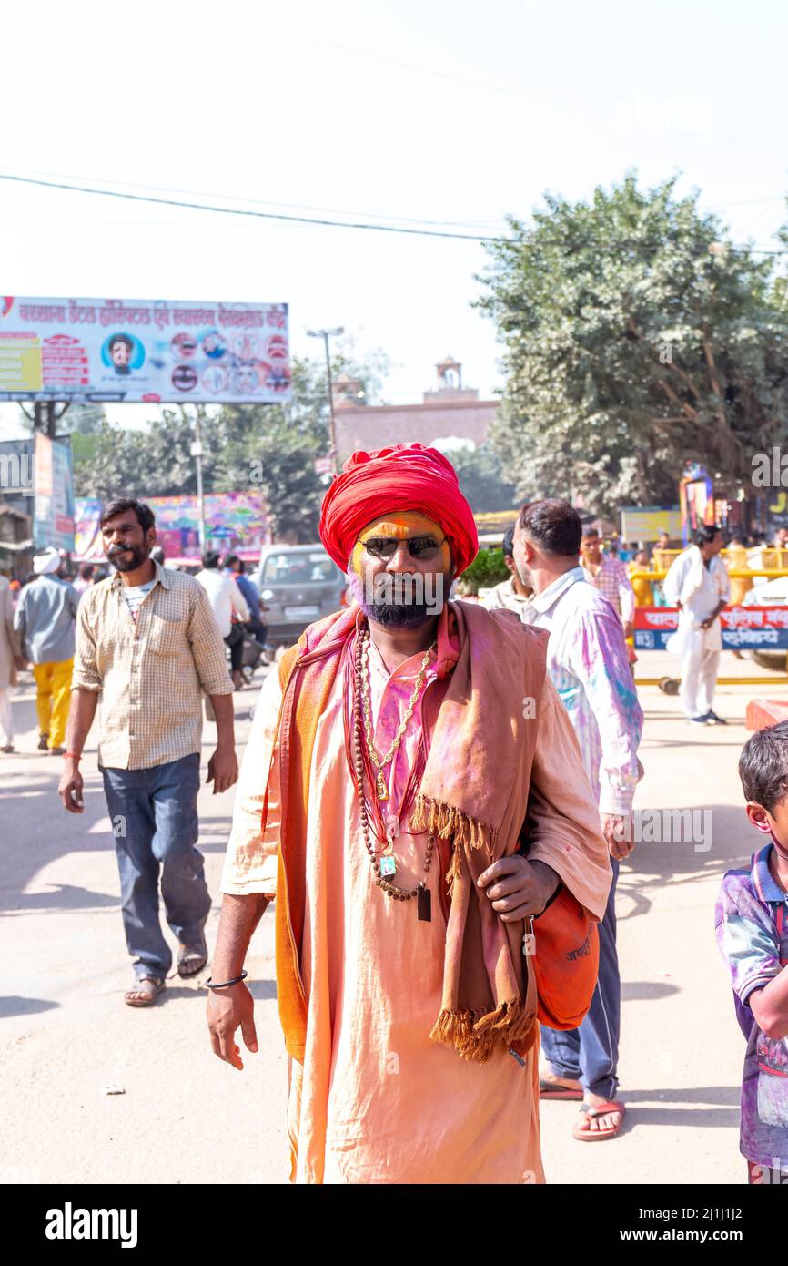 Barsana, Uttar Pradesh, Inde - Mars 2022 : Portrait des Indiens aux visages colorés célébrant le festival holi coloré dans les rues des bars Banque D'Images