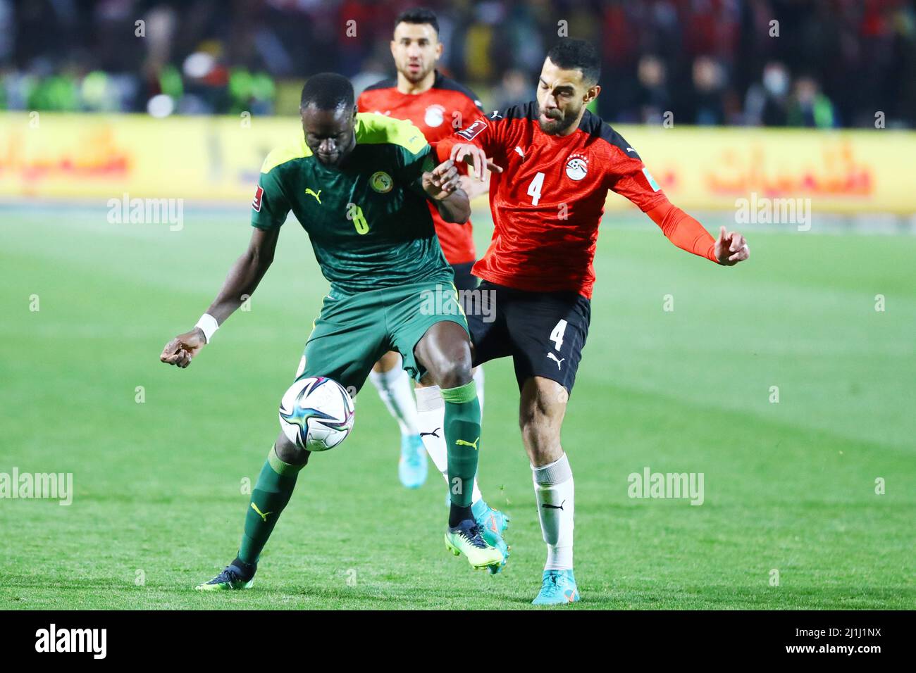 Le Caire, Égypte. 25th mars 2022. Le Cheikhou Kouyate (L) du Sénégal rivalise avec l'Amro Elsoulia (R) de l'Égypte lors de la première partie du match de football de qualification de la coupe du monde 2022 entre l'Égypte et le Sénégal au Caire, en Égypte, le 25 mars 2022. Credit: Ahmed Gomaa/Xinhua/Alamy Live News Banque D'Images