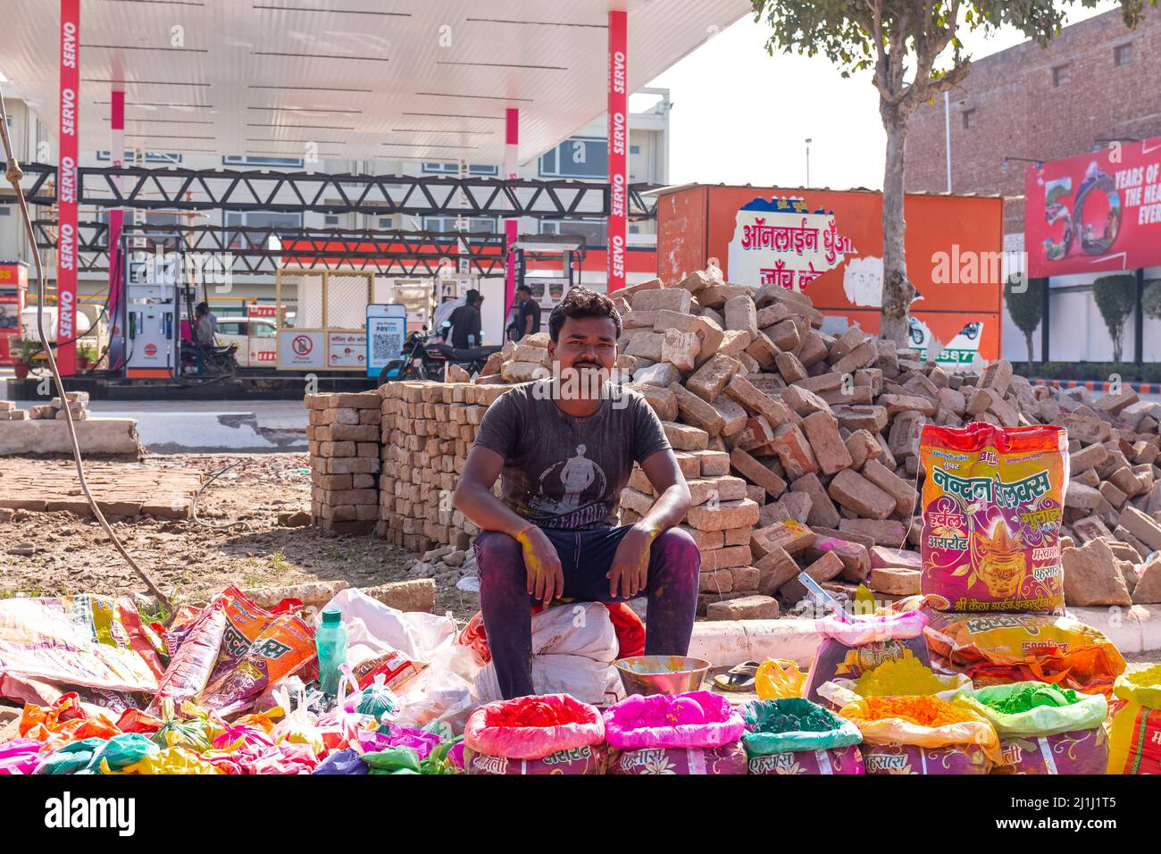 Barsana, Uttar Pradesh, Inde - Mars 2022 : Portrait des Indiens aux visages colorés célébrant le festival holi coloré dans les rues des bars Banque D'Images