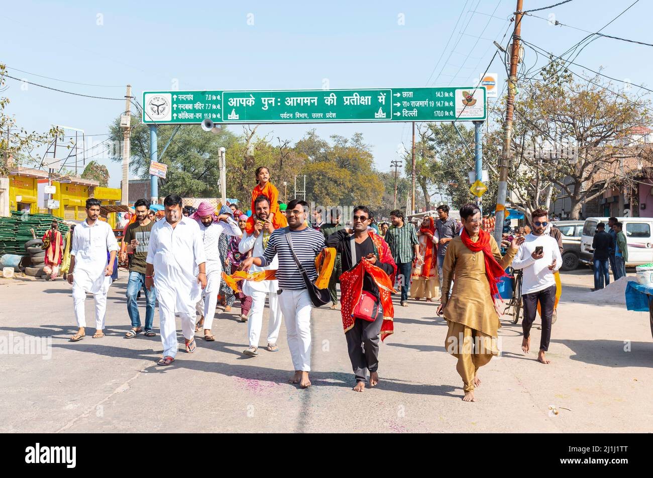 Barsana, Uttar Pradesh, Inde - Mars 2022 : Portrait des Indiens aux visages colorés célébrant le festival holi coloré dans les rues des bars Banque D'Images