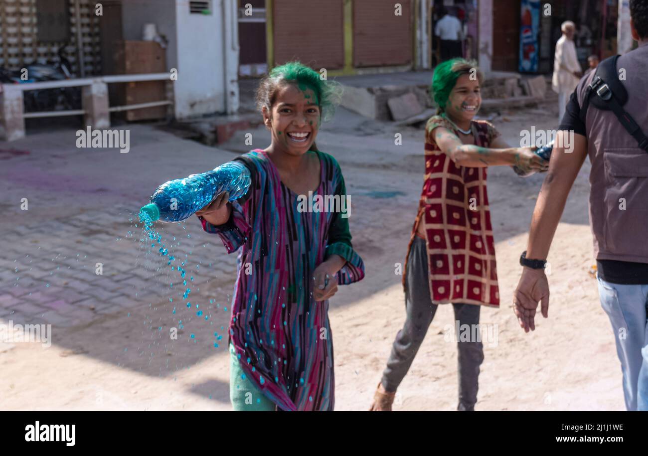 Barsana, Uttar Pradesh, Inde - Mars 2022 : Portrait des Indiens aux visages colorés célébrant le festival holi coloré dans les rues des bars Banque D'Images