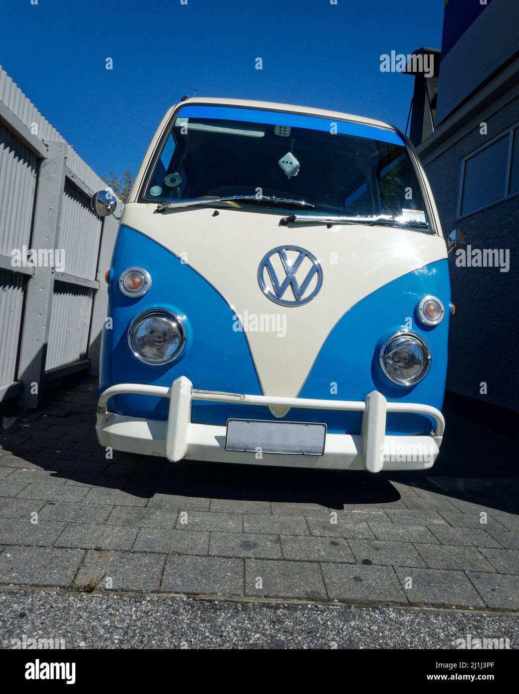 Nouvelle-Zélande - 2 mars 2022 : Volkswagen Kombi en bleu et blanc photographié à l'avant. Banque D'Images