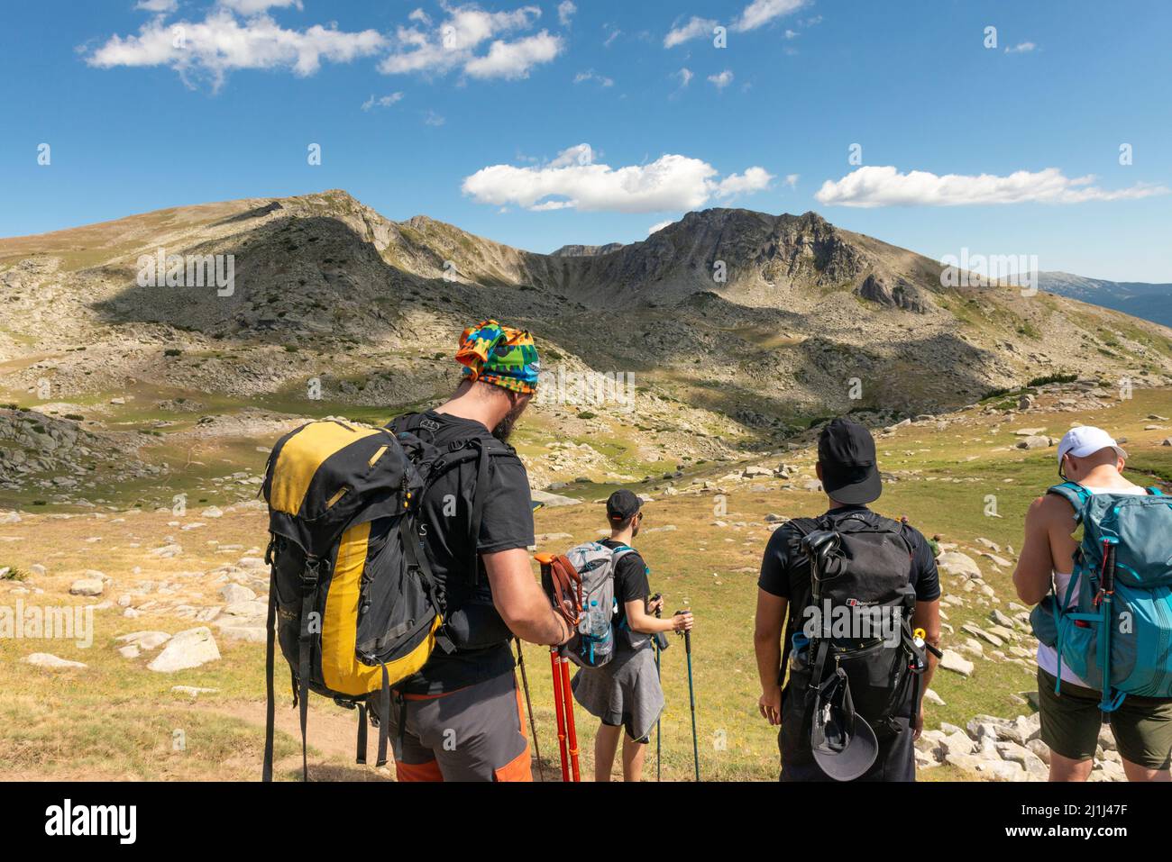 Vue arrière des routards mâles des cirques Spano Pole dans le parc national et réserve de Pirin, montagne de Pirin, Bulgarie, Balkans, Europe Banque D'Images