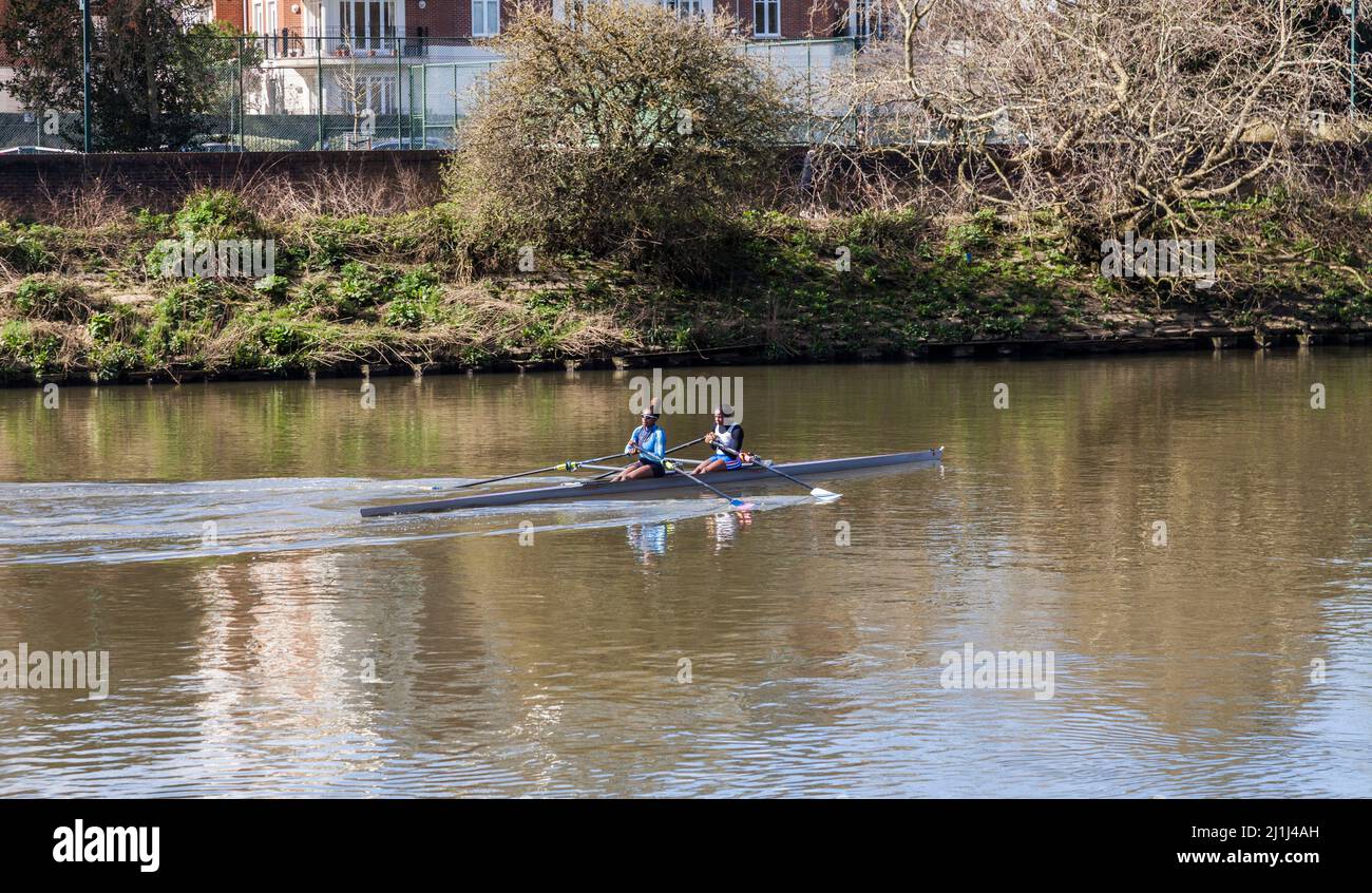 Les gens qui apprécient une excursion en canoë le long de la Tamise à Richmond, Surrey, Angleterre, Royaume-Uni Banque D'Images