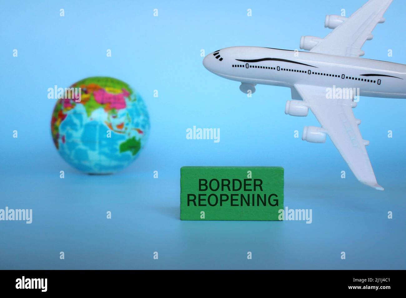 Cube en bois avec bordure DE TEXTE ROUVRANT, avion jouet et globe terrestre. Concept de voyage et de transport Banque D'Images