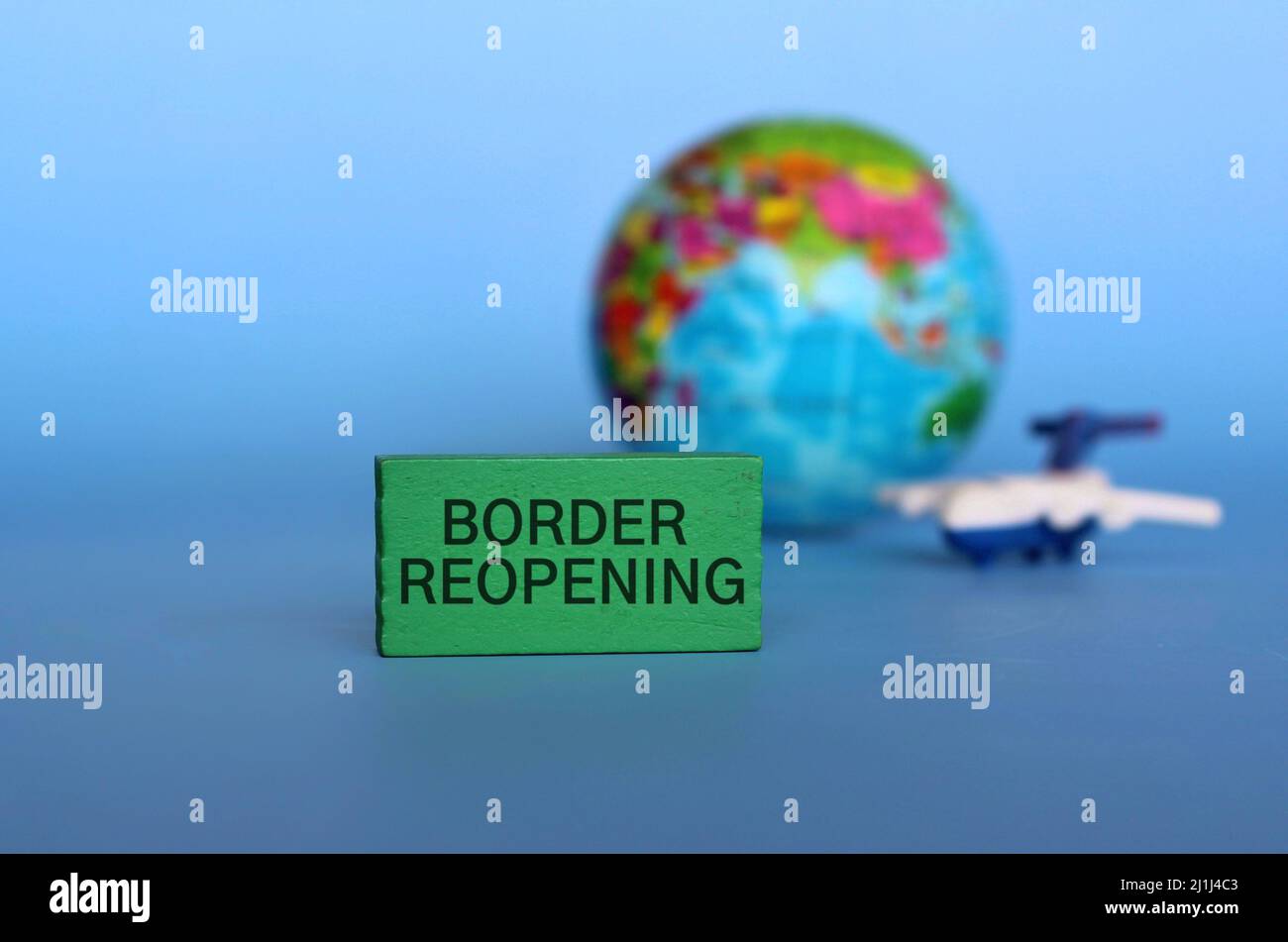 Cube en bois avec bordure DE TEXTE ROUVRANT, avion jouet et globe terrestre. Concept de voyage et de transport Banque D'Images