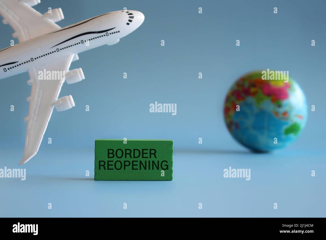 Cube en bois avec bordure DE TEXTE ROUVRANT, avion jouet et globe terrestre. Concept de voyage et de transport Banque D'Images