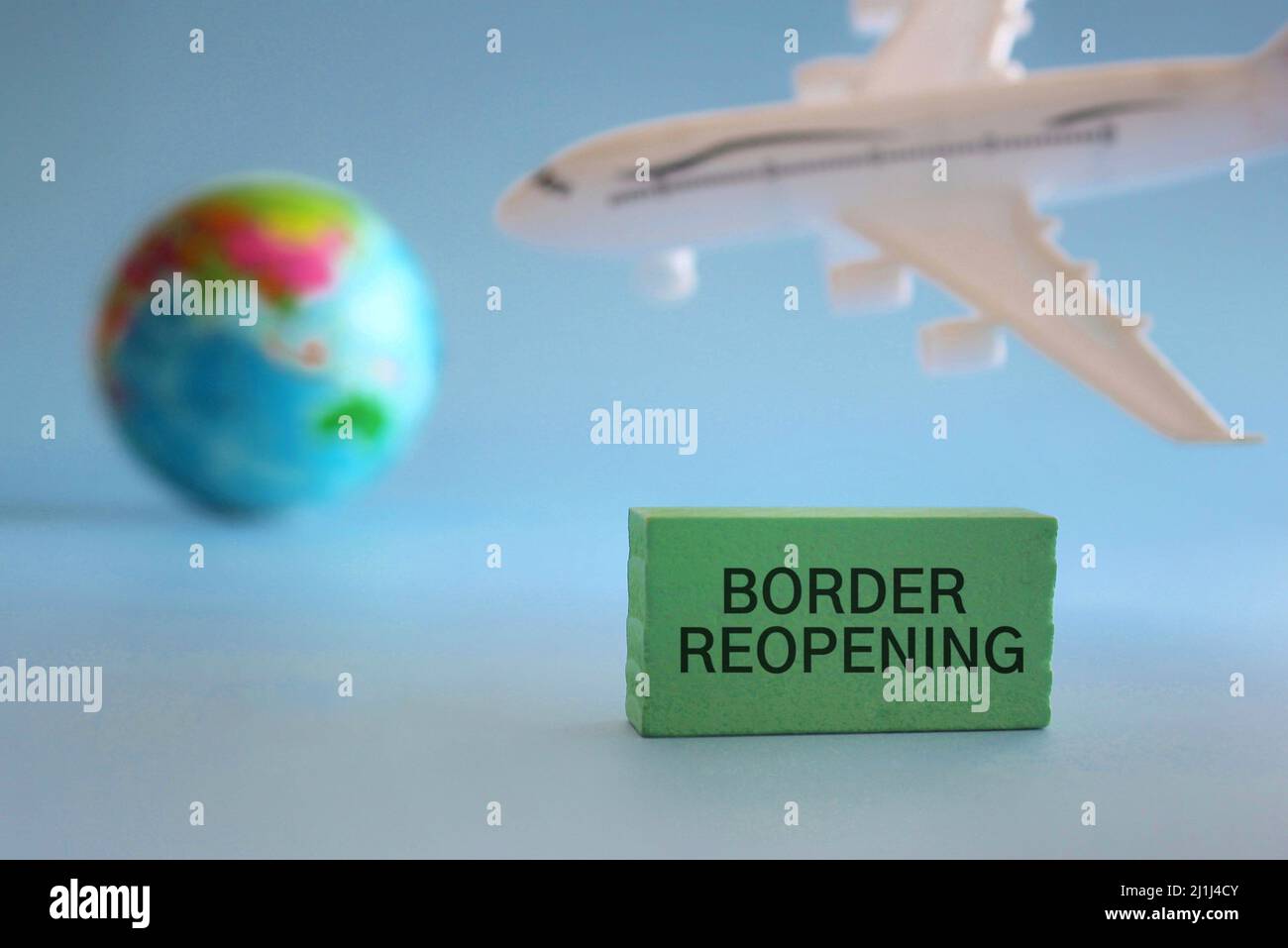 Cube en bois avec bordure DE TEXTE ROUVRANT, avion jouet et globe terrestre. Concept de voyage et de transport Banque D'Images