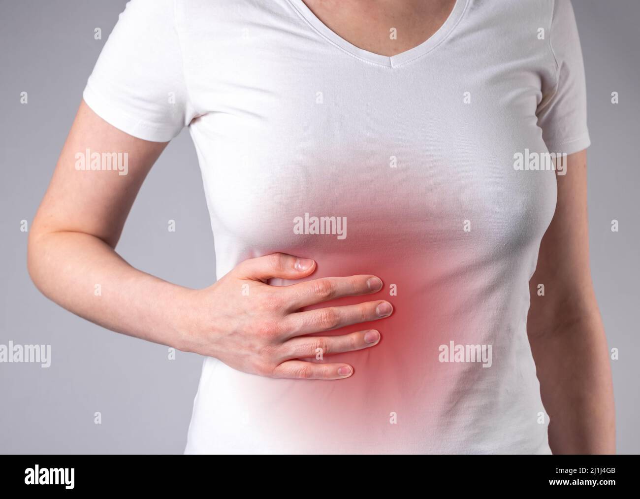 Femme souffrant de douleurs hépatiques. Main tenant l'abdomen avec