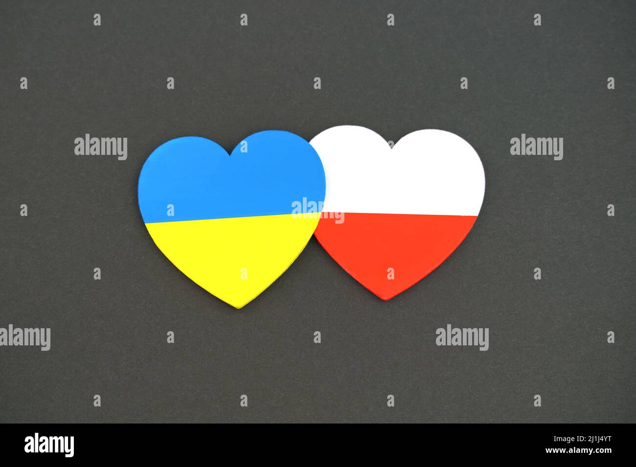 Drapeaux de l'Ukraine et de la Pologne. Deux coeurs isolés sur fond noir. Concept de solidarité et d'aide Banque D'Images