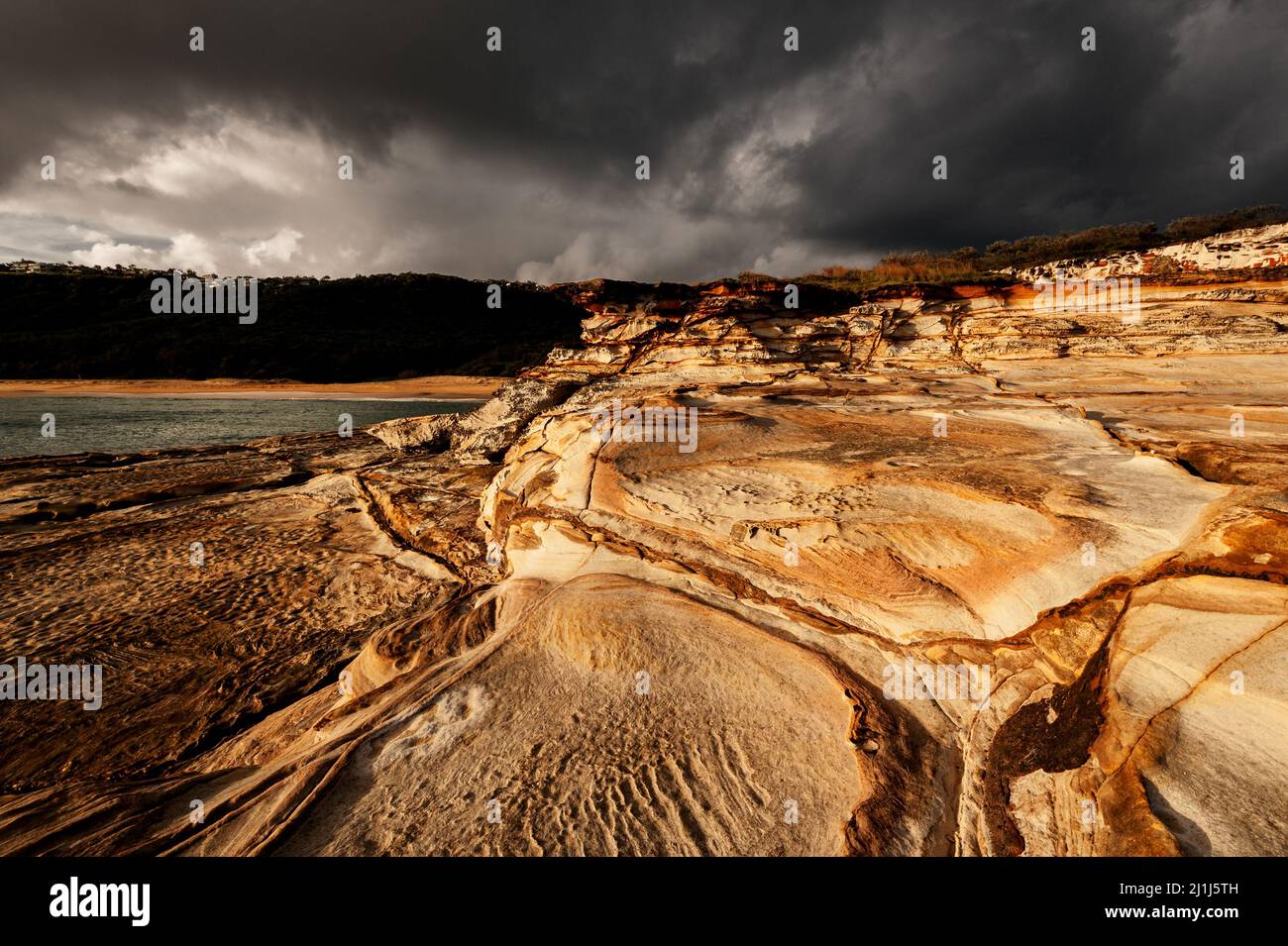 Rochers accidentés à Putty Beach dans le parc national de Bouddi. Banque D'Images
