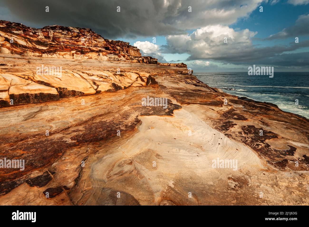 Rochers accidentés à Putty Beach dans le parc national de Bouddi. Banque D'Images