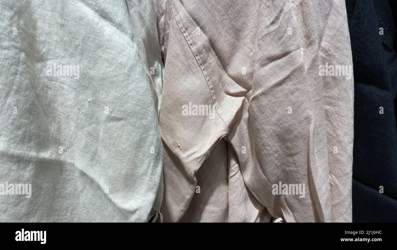 La texture du tissu est faite de lin naturel. Matériau froissé de couleur vert clair et beige. Vêtements écologiques pour la maison et la rue Banque D'Images