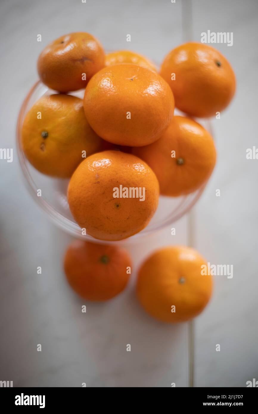 Orange sur la table. Fruits juteux. Vitamine C dans les fruits. Détails de la nourriture dans la cuisine. Les fruits sont de couleur orange. Banque D'Images