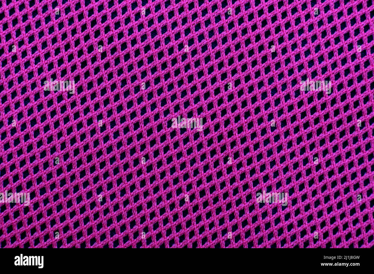 L'arrière-plan est fait de luxueux tissu violet ou violet avec une structure en maille. Tissu, matériau de doublure avec lignes d'intersection droites. Motif Banque D'Images