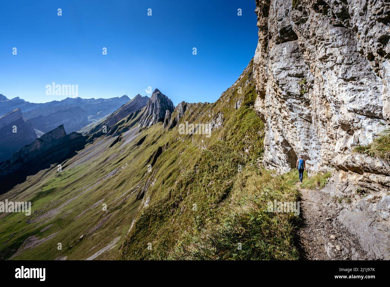 Femme randonnée sur le chemin d'élévation de Schäfler Banque D'Images