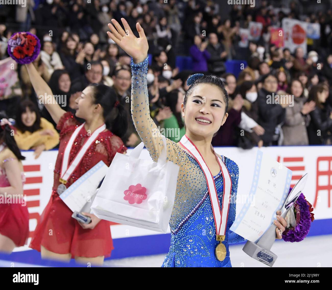 Photo de fichier prise en décembre 2017 montre la figure patineuse Satoko Miyahara reconnaissant la foule après avoir remporté le titre de femme aux championnats nationaux au Musashino Forest Sport Plaza à Chofu, dans l'ouest de Tokyo. La quatrième place de finition aux Jeux Olympiques de Pyeongchang en 2018 a déclaré le 26 mars 2022 qu'elle prendra sa retraite à la fin de la saison. (Kyodo)==Kyodo photo via crédit: Newscom/Alay Live News Banque D'Images