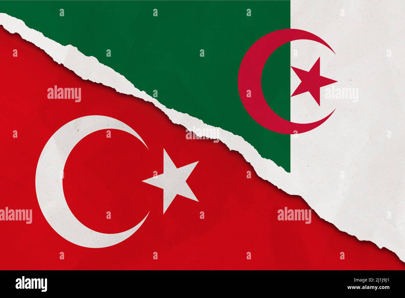 Le drapeau de l'Algérie et de la Turquie a déchiré le papier grince fond. Résumé Algérie et Turquie économie, politique conflits, concept de guerre texture fond Banque D'Images