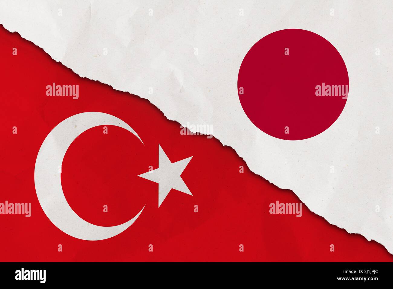 Le Japon et le drapeau de Turquie ont déchiré le papier grince fond. Résumé économie du Japon et de la Turquie, conflits politiques, contexte de texture du concept de guerre Banque D'Images