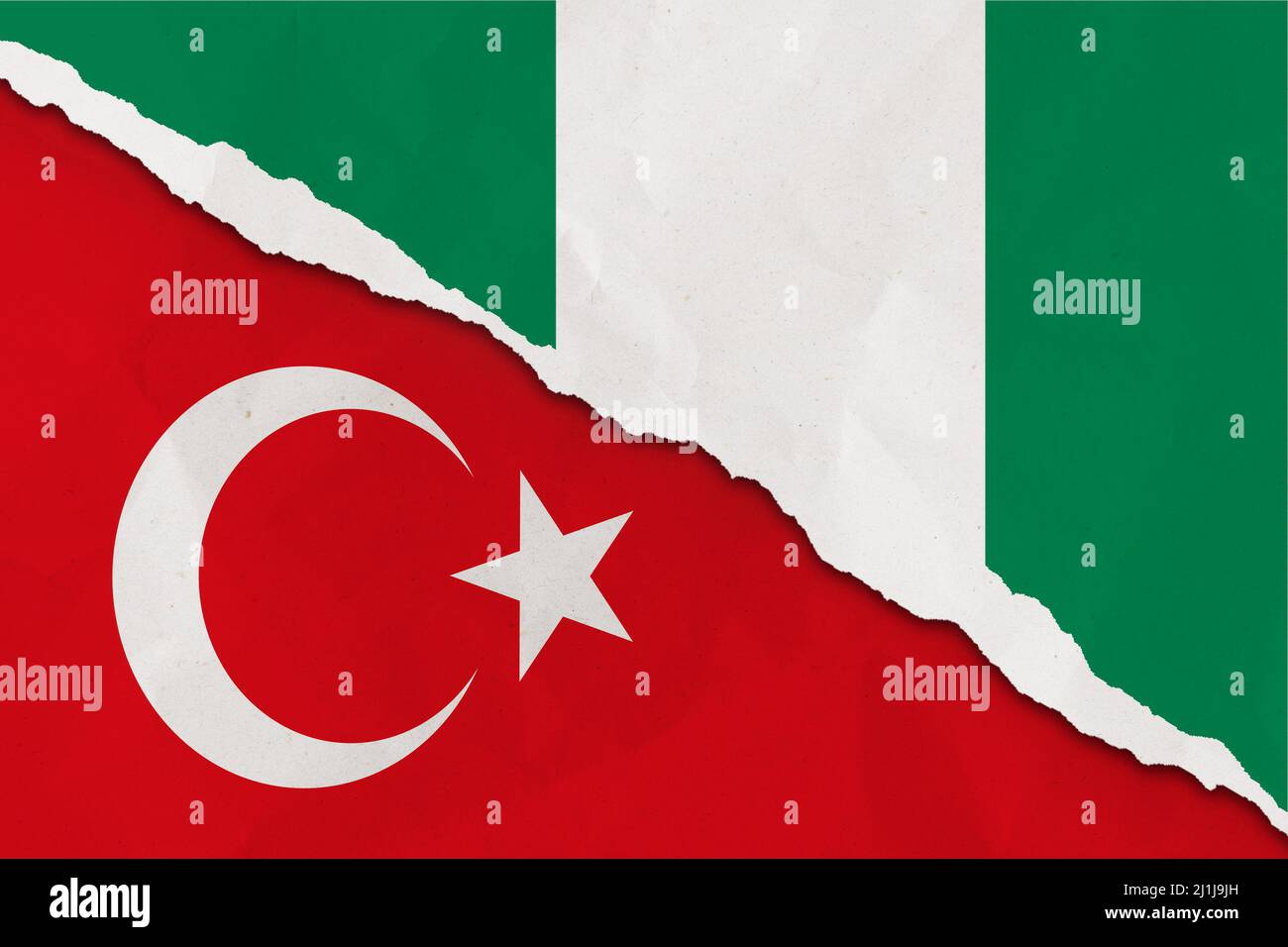 Le drapeau du Nigeria et de la Turquie a déchiré le papier grince fond. Résumé l'économie du Nigeria et de la Turquie, les conflits politiques, la texture du concept de guerre contexte Banque D'Images