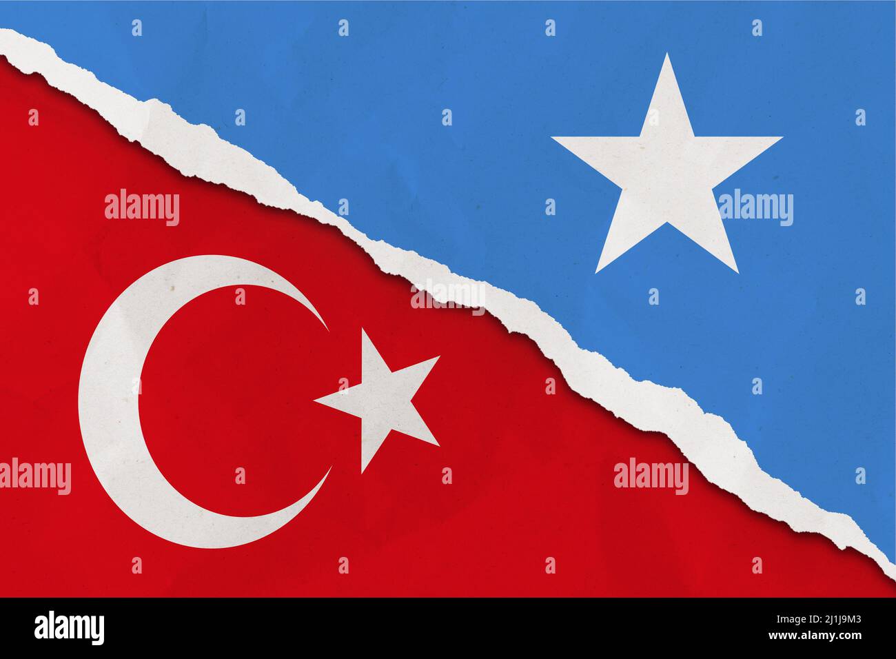 Le drapeau de la Somalie et de la Turquie a déchiré le papier de fond grunge. Résumé l'économie de la Somalie et de la Turquie, les conflits politiques, la texture du concept de guerre contexte Banque D'Images