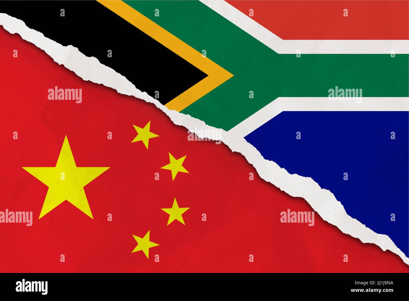 Le drapeau de la Chine et de l'Afrique du Sud a déchiré le papier grince fond. Résumé Chine et Afrique du Sud économie, politique conflits, concept de guerre texture backgro Banque D'Images