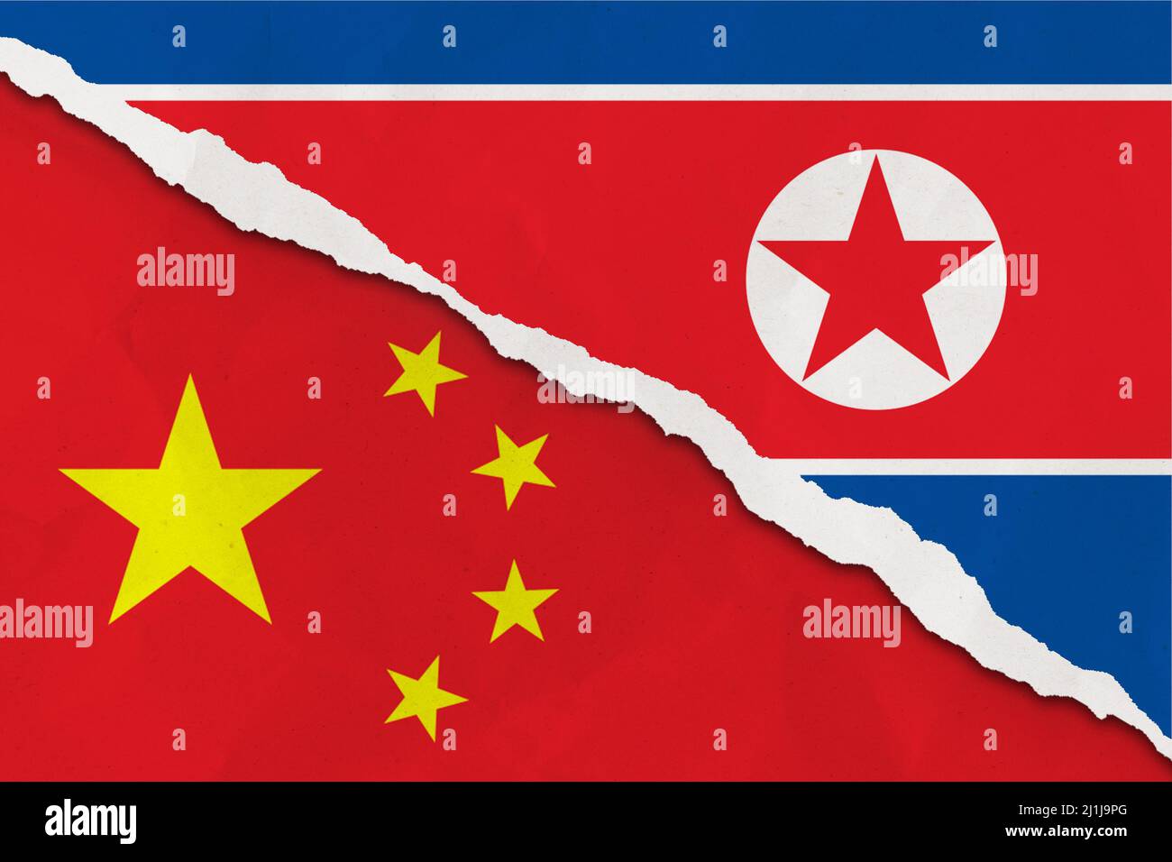 Le drapeau de la Chine et de la Corée du Nord a déchiré le papier grince fond. Résumé économie de la Chine et de la Corée du Nord, conflits politiques, concept de guerre texture backgroun Banque D'Images