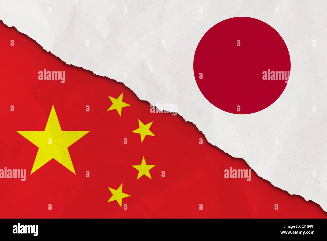 Chine et Japon drapeau papier déchiré grunge arrière-plan. Résumé l'économie de la Chine et du Japon, les conflits politiques, la texture du concept de guerre contexte Banque D'Images