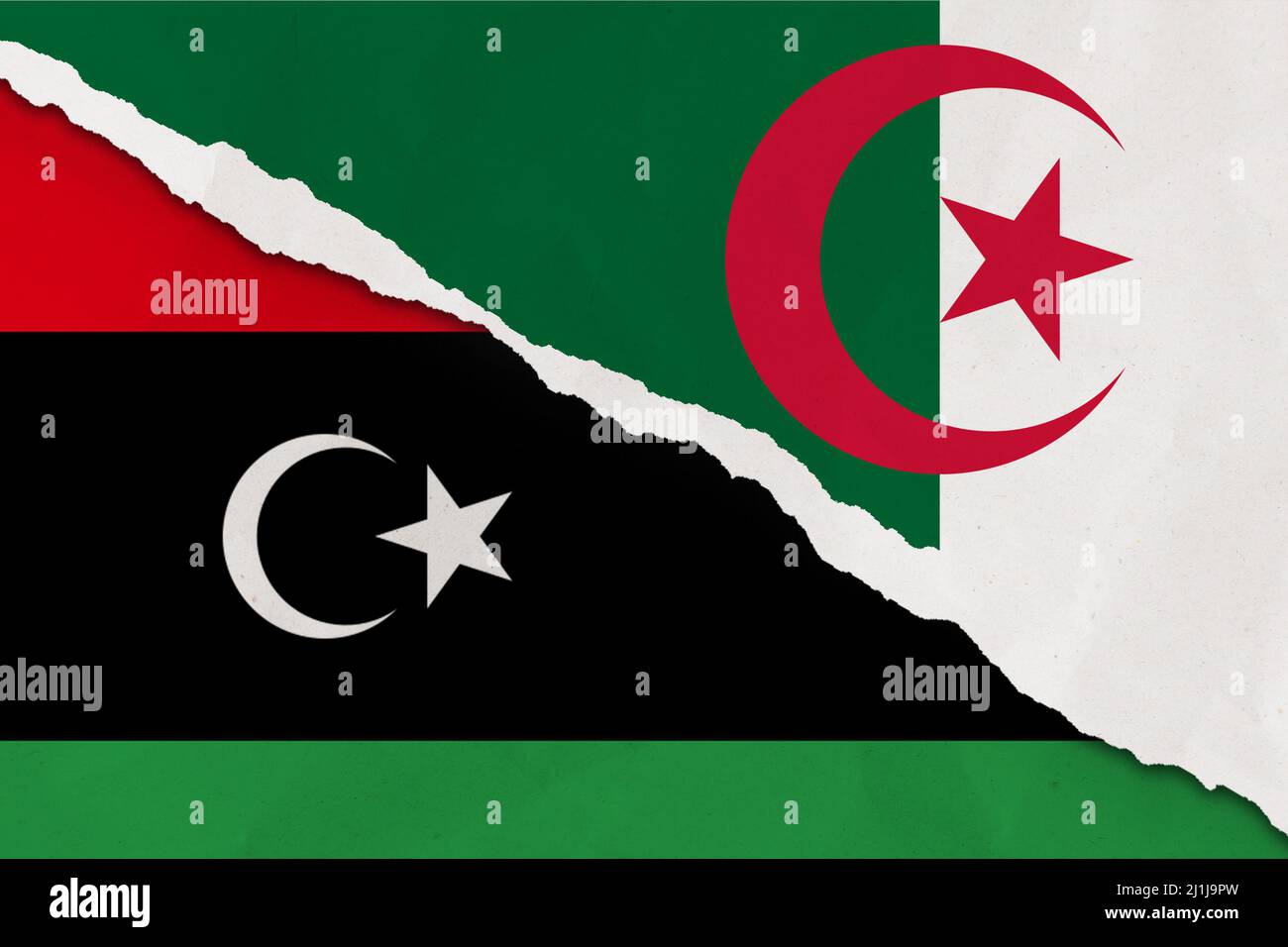 Le drapeau de l'Algérie et de la Libye a déchiré le papier sur fond de grunge. Résumé l'économie algérienne et libyenne, les conflits politiques, la texture du concept de guerre contexte Banque D'Images